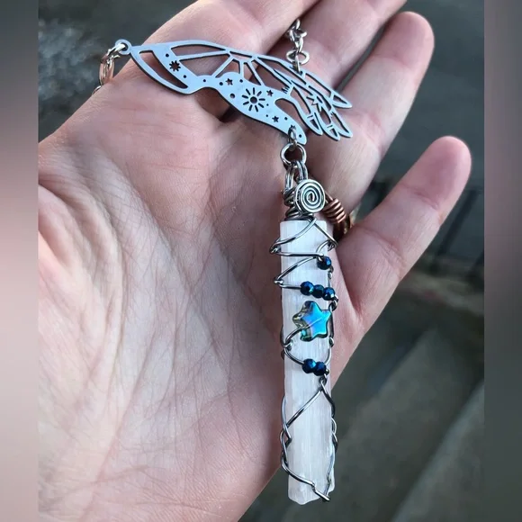 * SOLD * Witchy Hand Selenite Necklace Wire Wrapped - Picture 4 of 13
